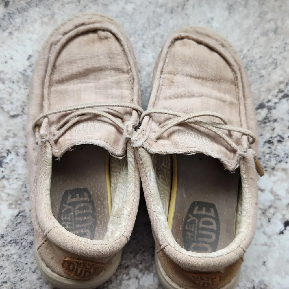 Hey dudes size 1 tan